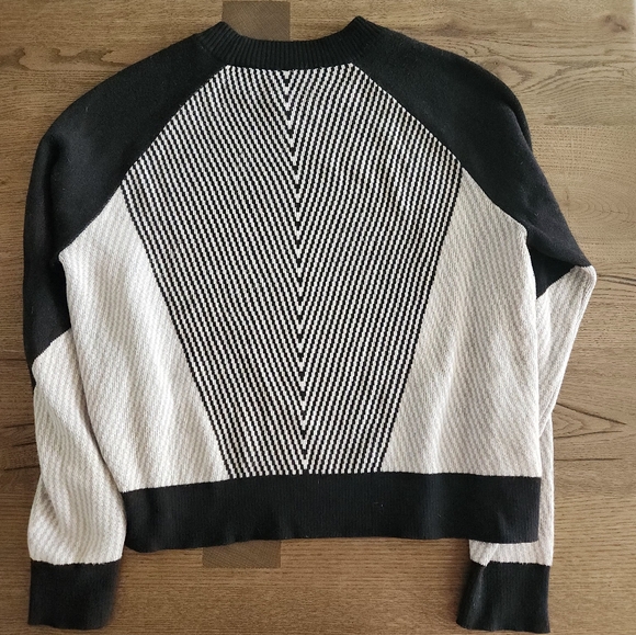 Lululemon L - BLck and Gray Striped Sweater - Picture 7 of 13